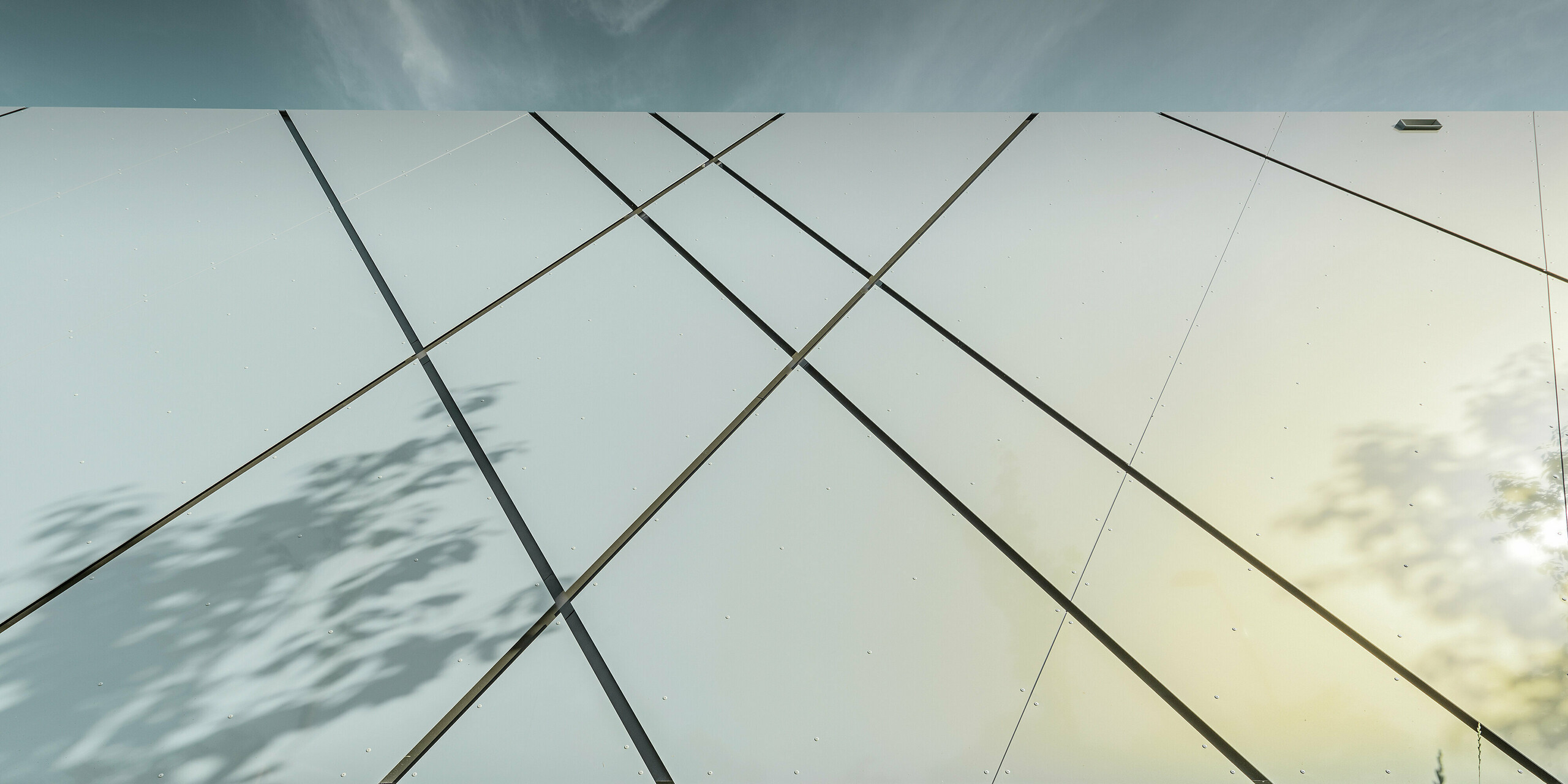 Voegenbeeld van het Eurospar filiaal in Wels; geklonken gevelbekleding met de PREFA aluminium composietplaat in zilver goud;