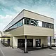 Moderne aanbouw met werkplaats en bureau afgewerkt met bronskleurige aluminium composietplaten van PREFA
