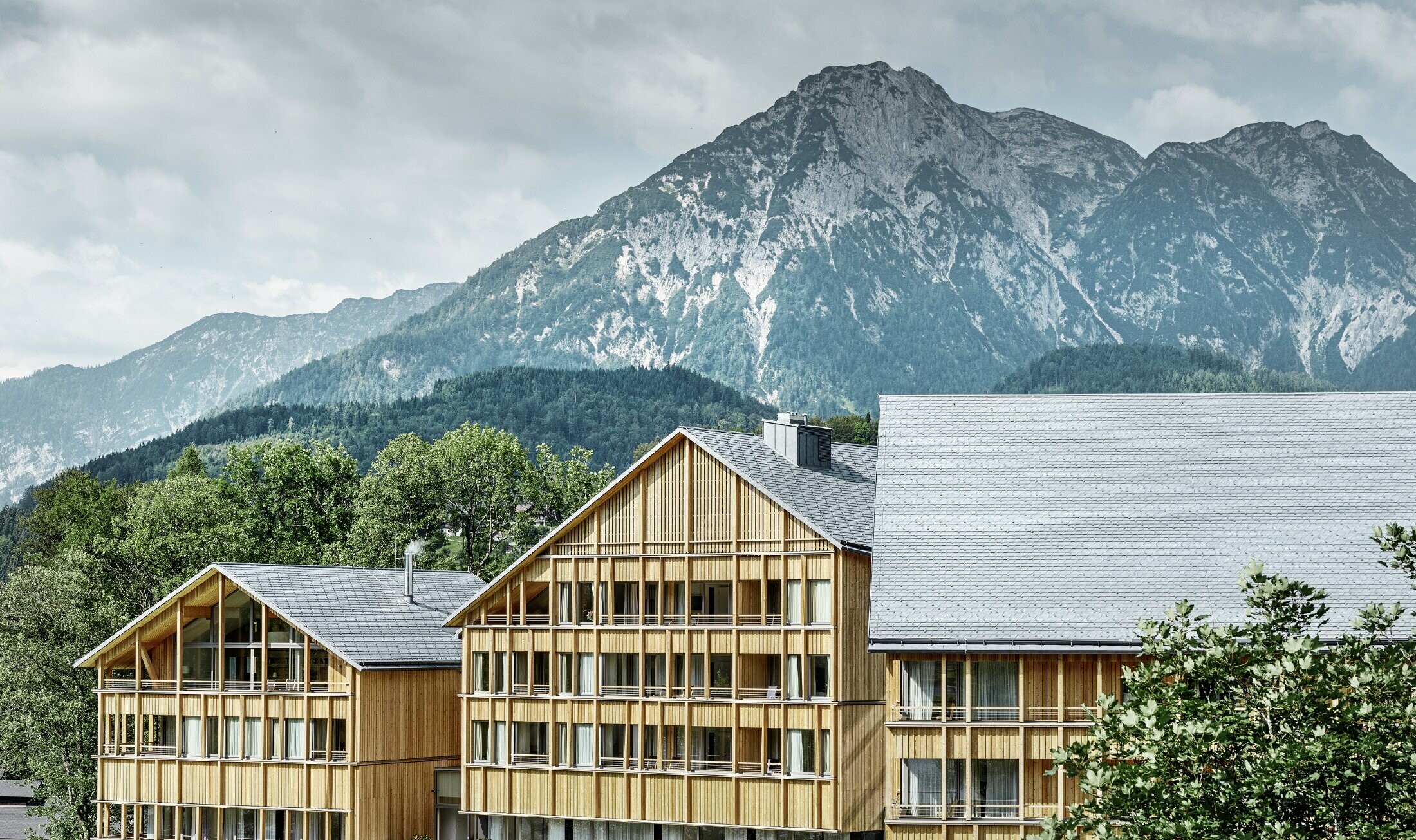 Hotel Vivamayr in Altaussee (Oostenrijk) met houten gevelbekleding en PREFA-dakschindels op het dak
