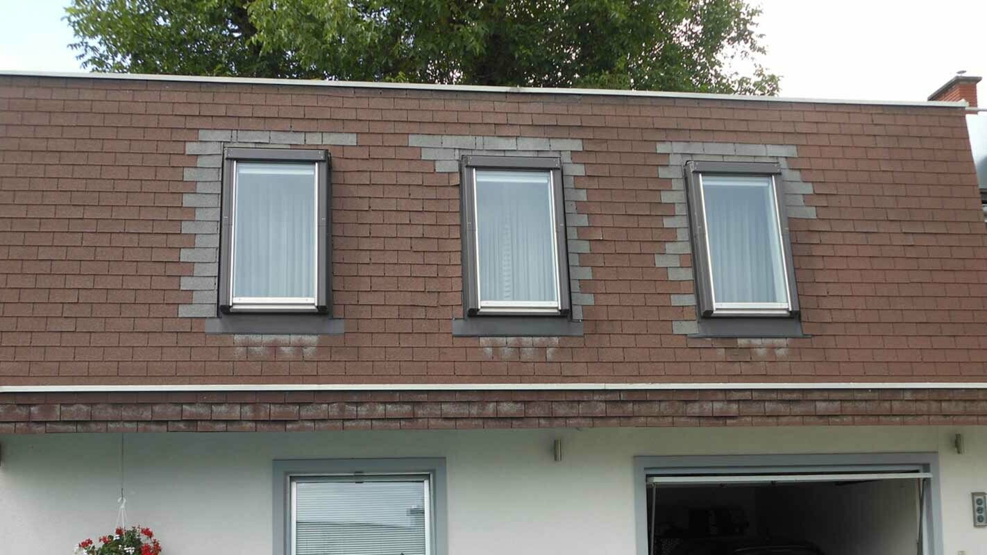 Voor de dakuitbouw met de PREFA dakschindel inclusief drie vensters