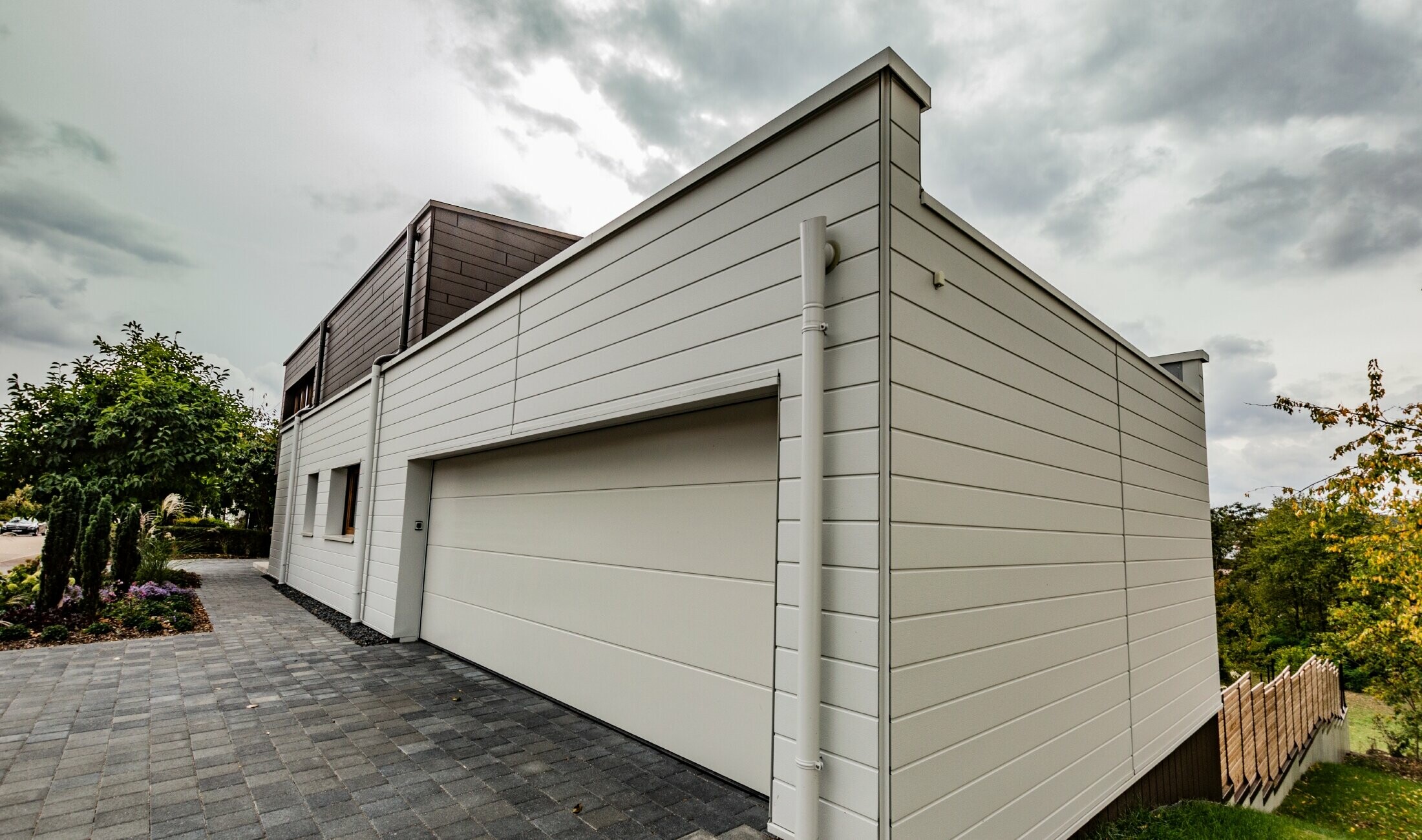 Garagebekleding met de PREFA siding in wit horizontaal aangebracht met de PREFA spuwermond.