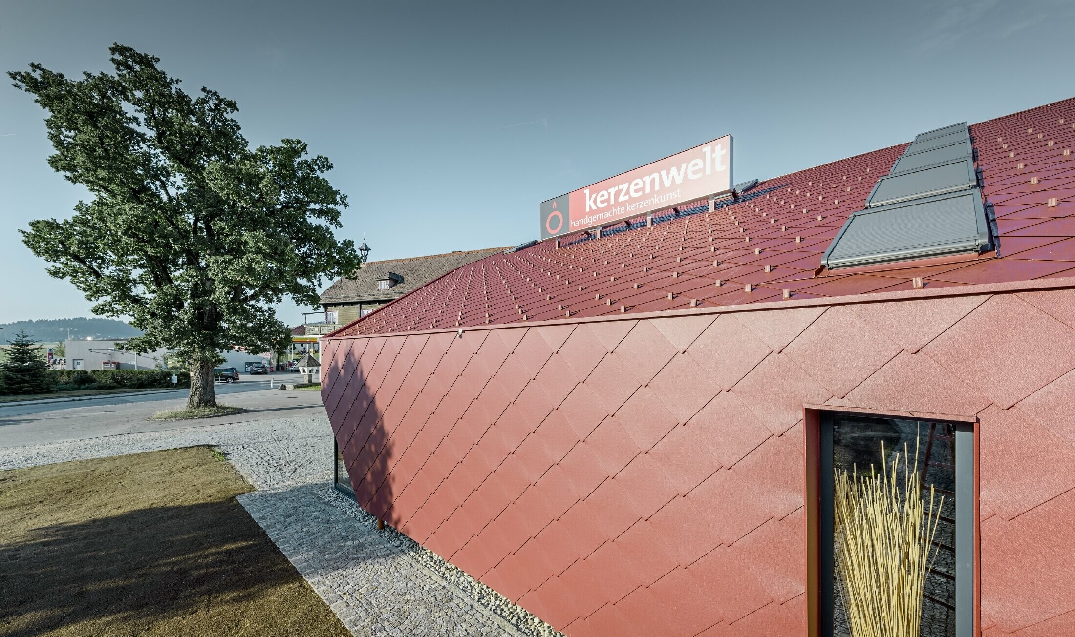 De Kerzenwelt in Schlägl is rondom opnieuw gedekt met de PREFA losange. De dakbedekking en de gevelbekleding zijn uitgevoerd met de losange 44x44 in oxiderood.