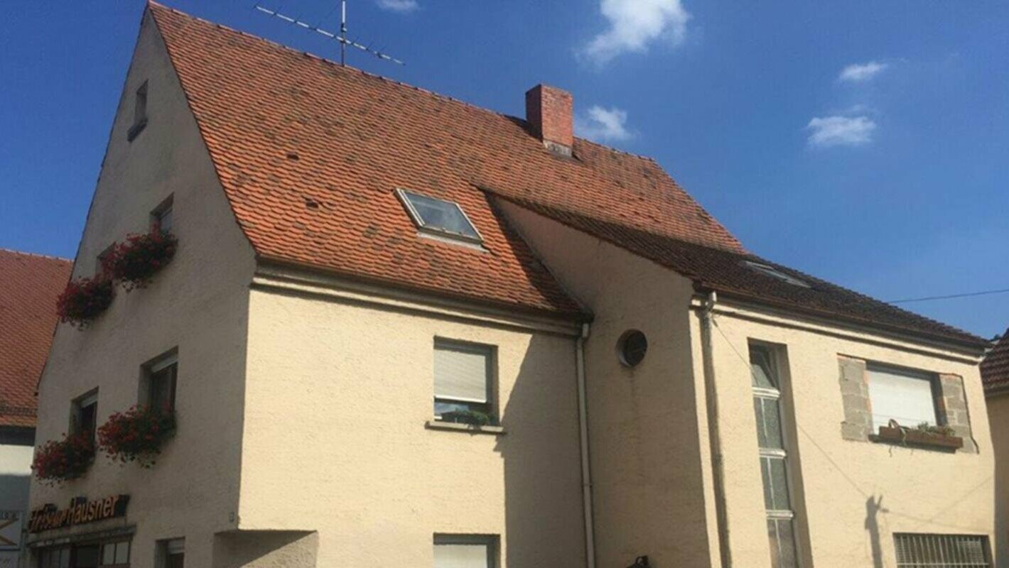 Huis voor de dakrenovatie met de PREFA dakplaat