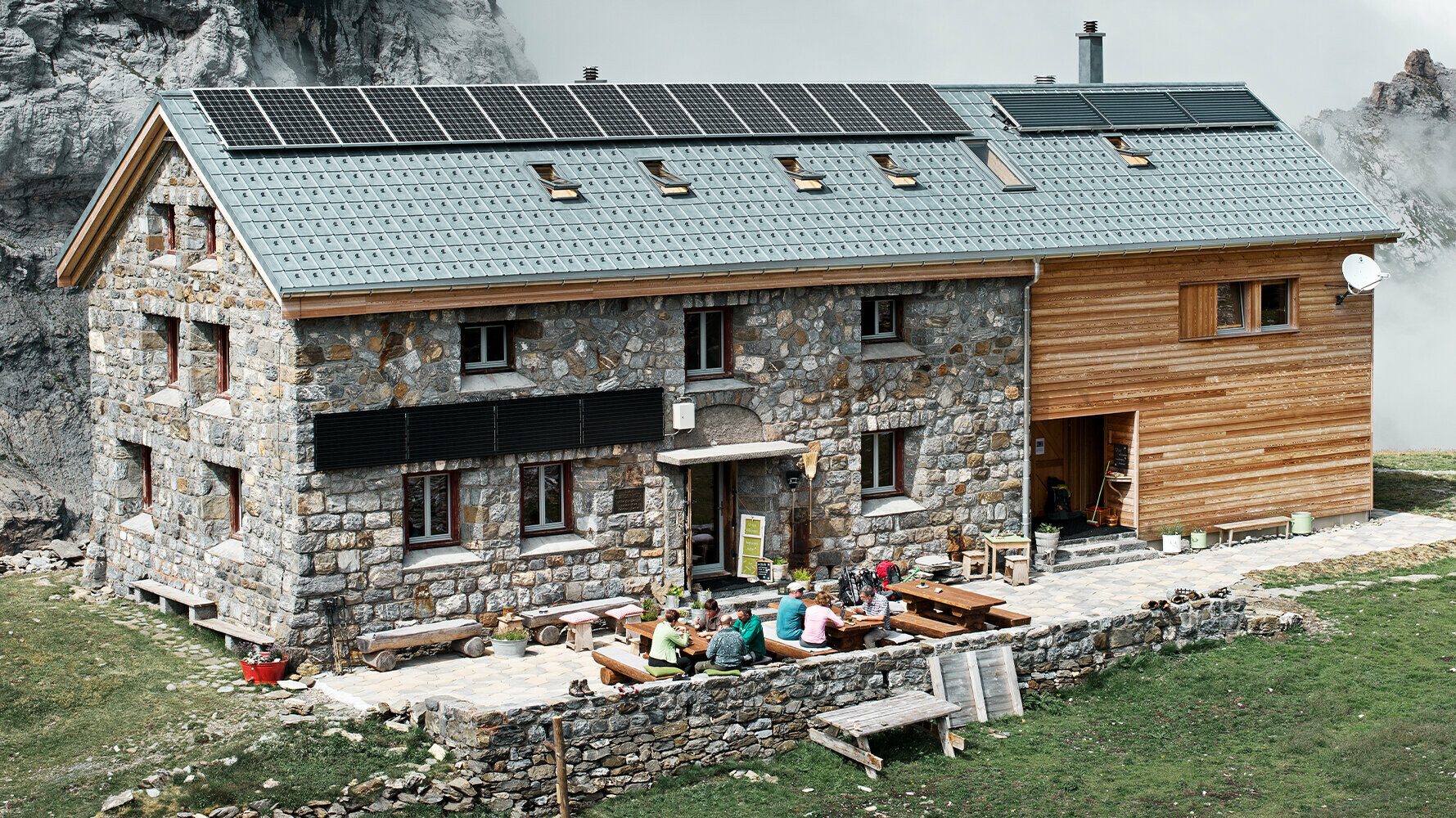 De Zwitserse Claridenhütte ligt op meer dan 2000 meter hoogte en werd bedekt met PREFA-dakpan in P.10 steengrijs.