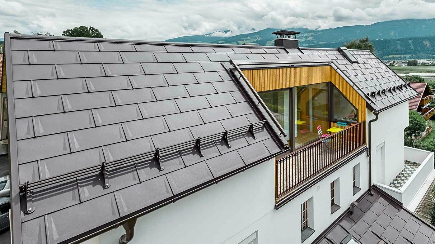 Wooncomplex met royale loggia - het dak is gedekt met de PREFA dakplaat R.16 in notenbruin.