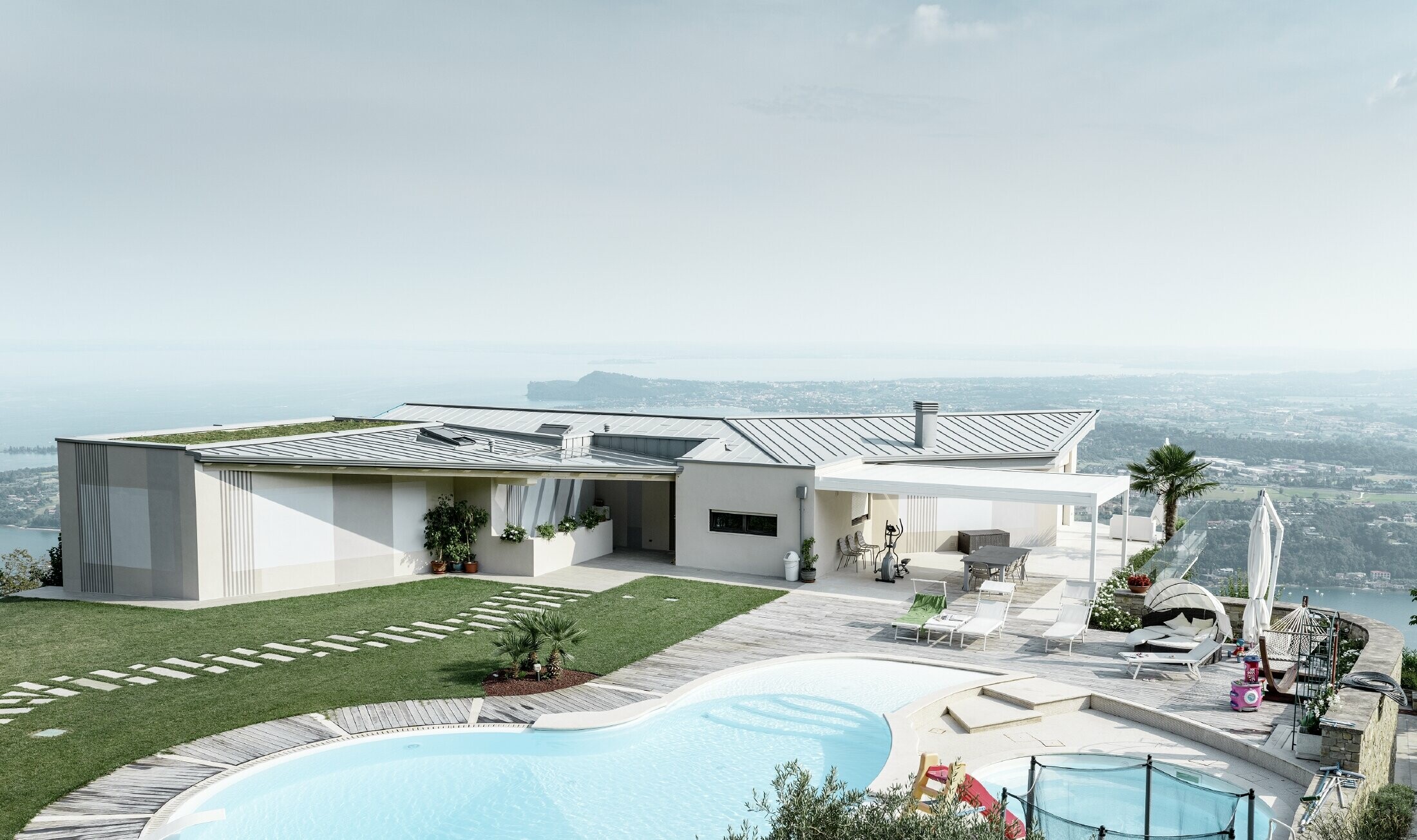 Villa met prachtig zicht op de omgeving, groot terras, zwembad en dak met staande naad in patinagrijs