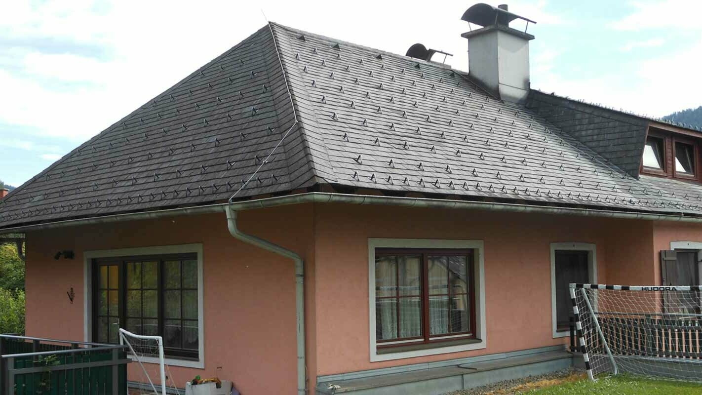 Schilddak voor de dakrenovatie van een huis met trapeziumkoekkoek met gebruik van de PREFA dakschindel