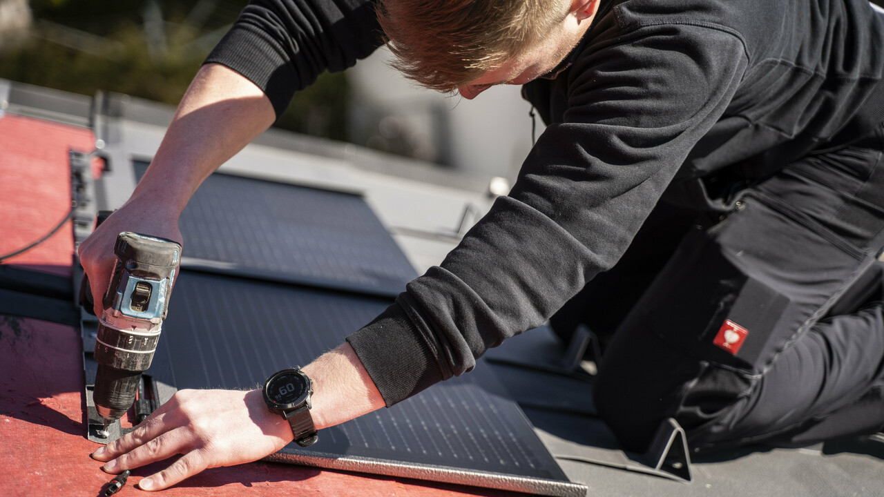 Een PREFA medewerker bij de plaatsing van de solar-dakpan.