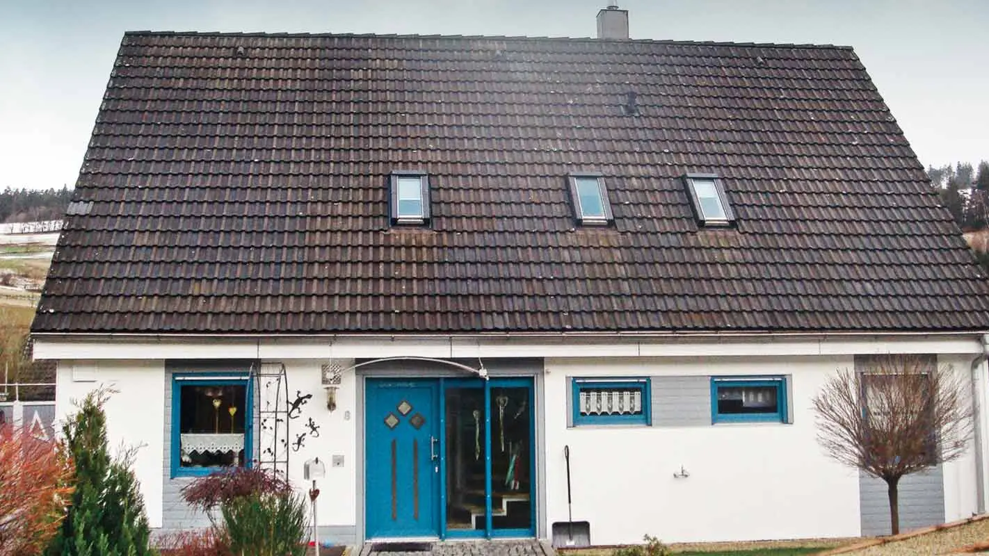 Voor de dakrenovatie met het PREFA FX.12 dakpaneel in P.10 antraciet