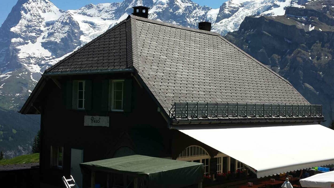 Voor de dakrenovatie van het schilddak van een berghut met de PREFA dakschindel en sneeuwstoppers