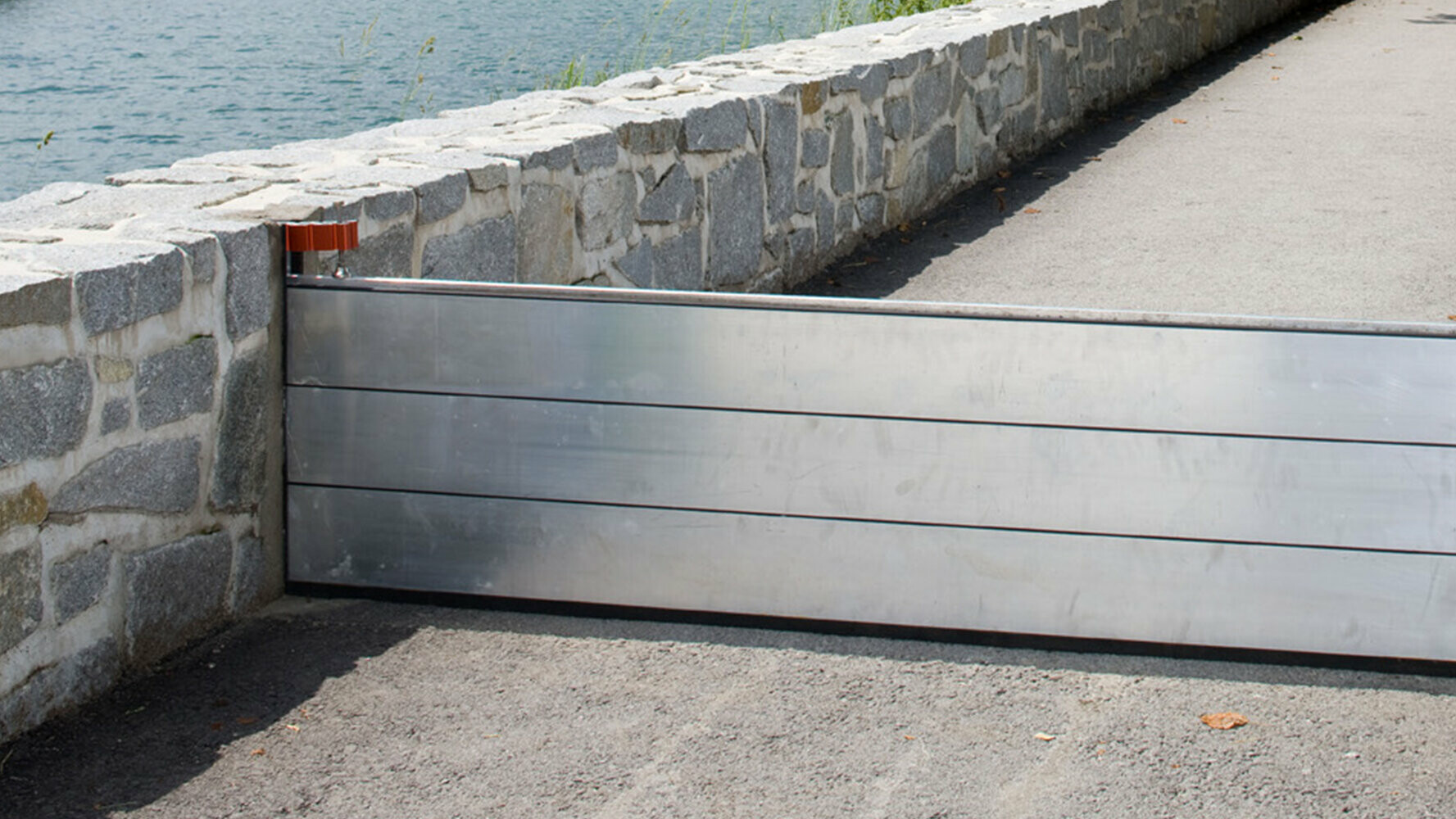 Voetpad langs een rivier met PREFA-overstromingsbescherming