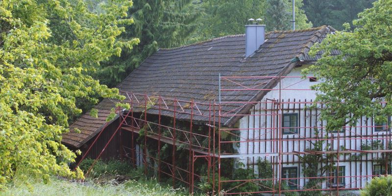 Het oude dak van het Wiesenhaus kort voor de dakrenovatie met PREFA dakshingles (in de steigers)