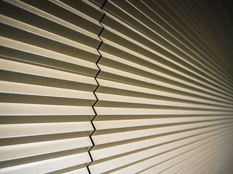 Detail van het PREFA kartelprofiel in de kleur brons