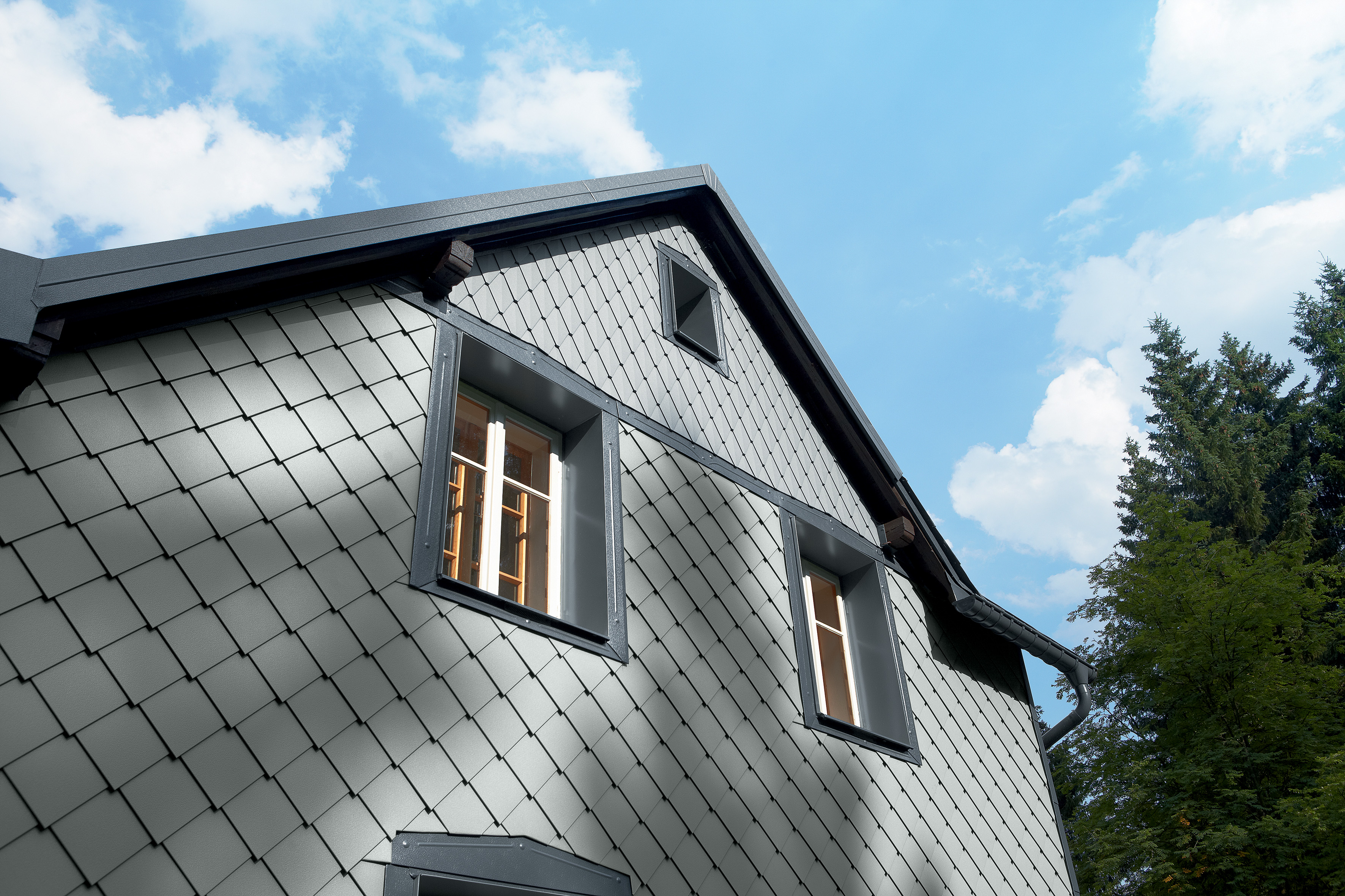 Referentieobjecten PREFA Gevelsystemen Gevellosange 20x20 08 P.10 zinkgrijs