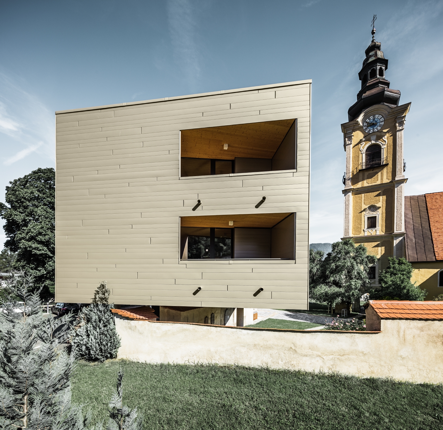 Bedrijfsgebouw van EMA. De gevel is bekleed met aluminium composietplaten in brons en antraciet van PREFA.