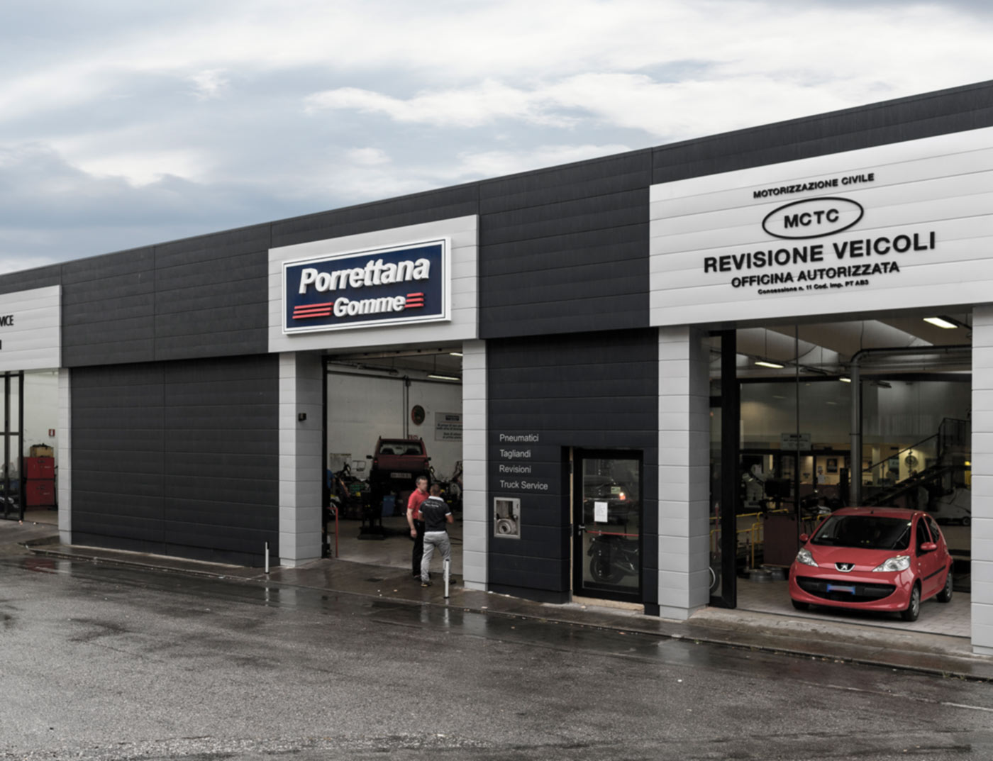 Autodealer met aluminium gevel met PREFA Sidings in zwartgrijs.