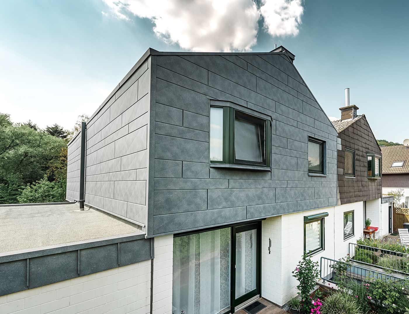 Gevelrenovatie met het nieuwe PREFA gevelpaneel Siding.X in steengrijs.