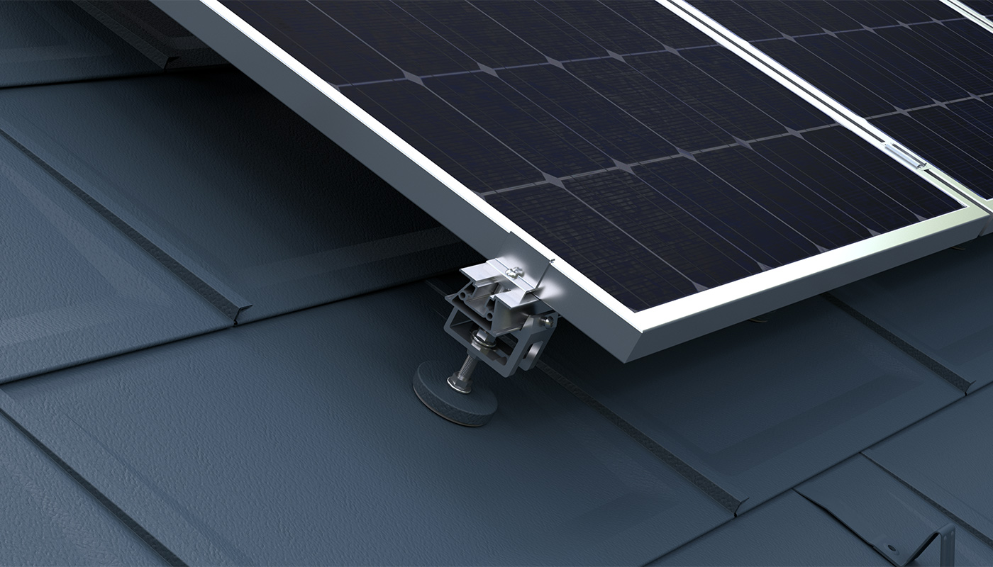 Te zien is het PREFA montagesysteem voor zonnepanelen voor bevestiging van een fotovoltaïsche installatie op een PREFA dak.