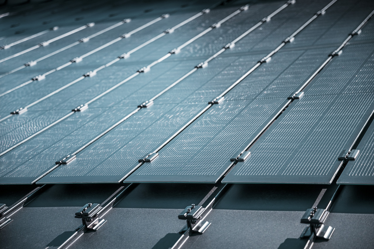 Detailaanzicht van de montage van Prefalz-zonnepanelen op een dak in Meschede